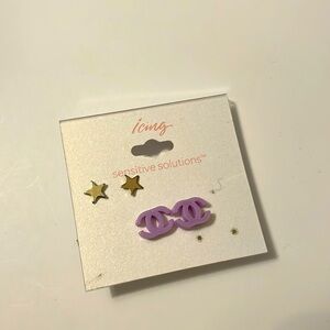 2 pairs of stud earrings